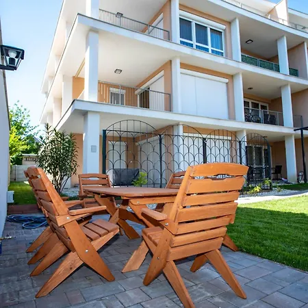 Affittacamere Vöröskő Villa- Alelnöki Szauna és Jakuzzi Használattal Balatonalmádi