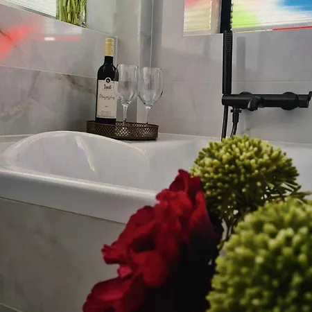 Affittacamere Vöröskő Villa- Alelnöki Szauna és Jakuzzi Használattal