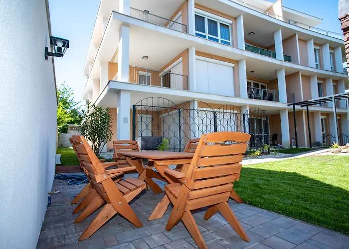 Pensjonat Voeroesko Villa- Alelnoeki Szauna Es Jakuzzi Hasznalattal Balatonalmádi