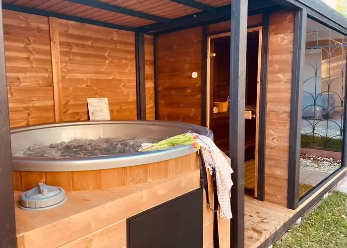 Voeroesko Villa- Alelnoeki Szauna Es Jakuzzi Hasznalattal 3* Balatonalmádi