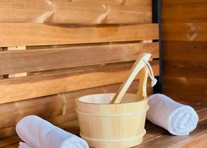Voeroesko Villa- Alelnoeki Szauna Es Jakuzzi Hasznalattal Pensjonat