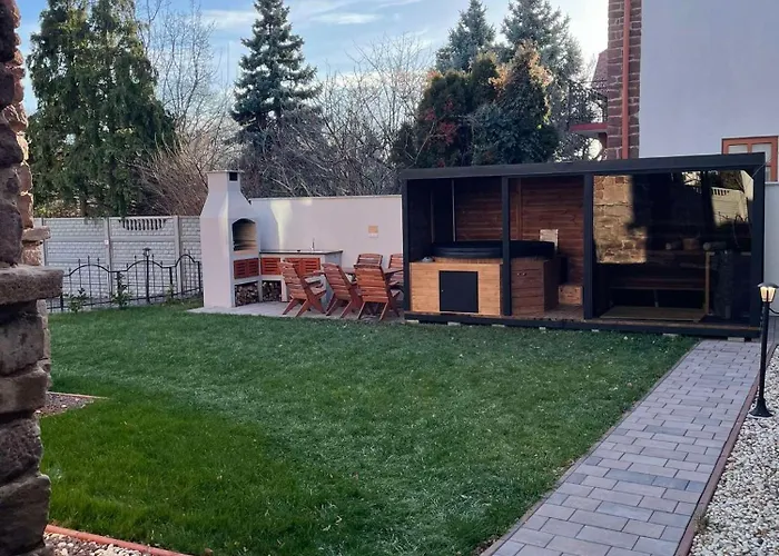 Voeroesko Villa- Alelnoeki Szauna Es Jakuzzi Hasznalattal Pensjonat Balatonalmádi